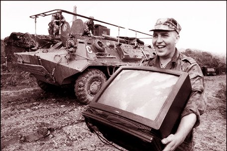 Годинники у річці