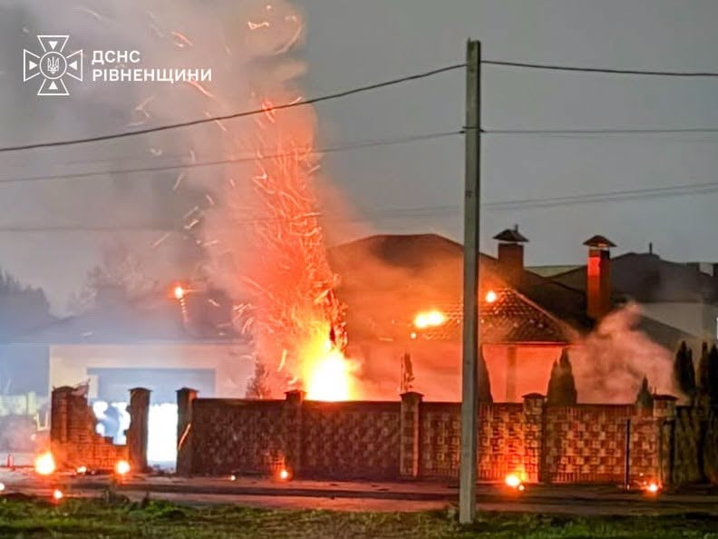 Наслідки ворожої атаки (фото ДСНС)