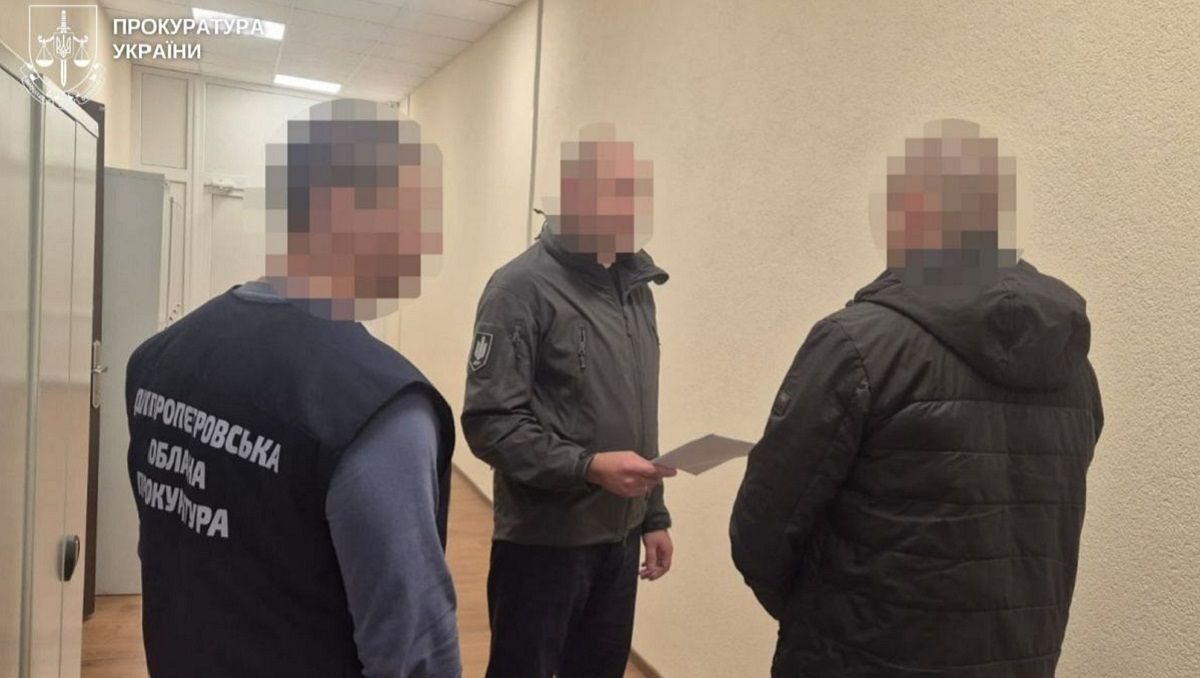 На Дніпропетровщині троє поліцейських побили та пограбували чоловіка