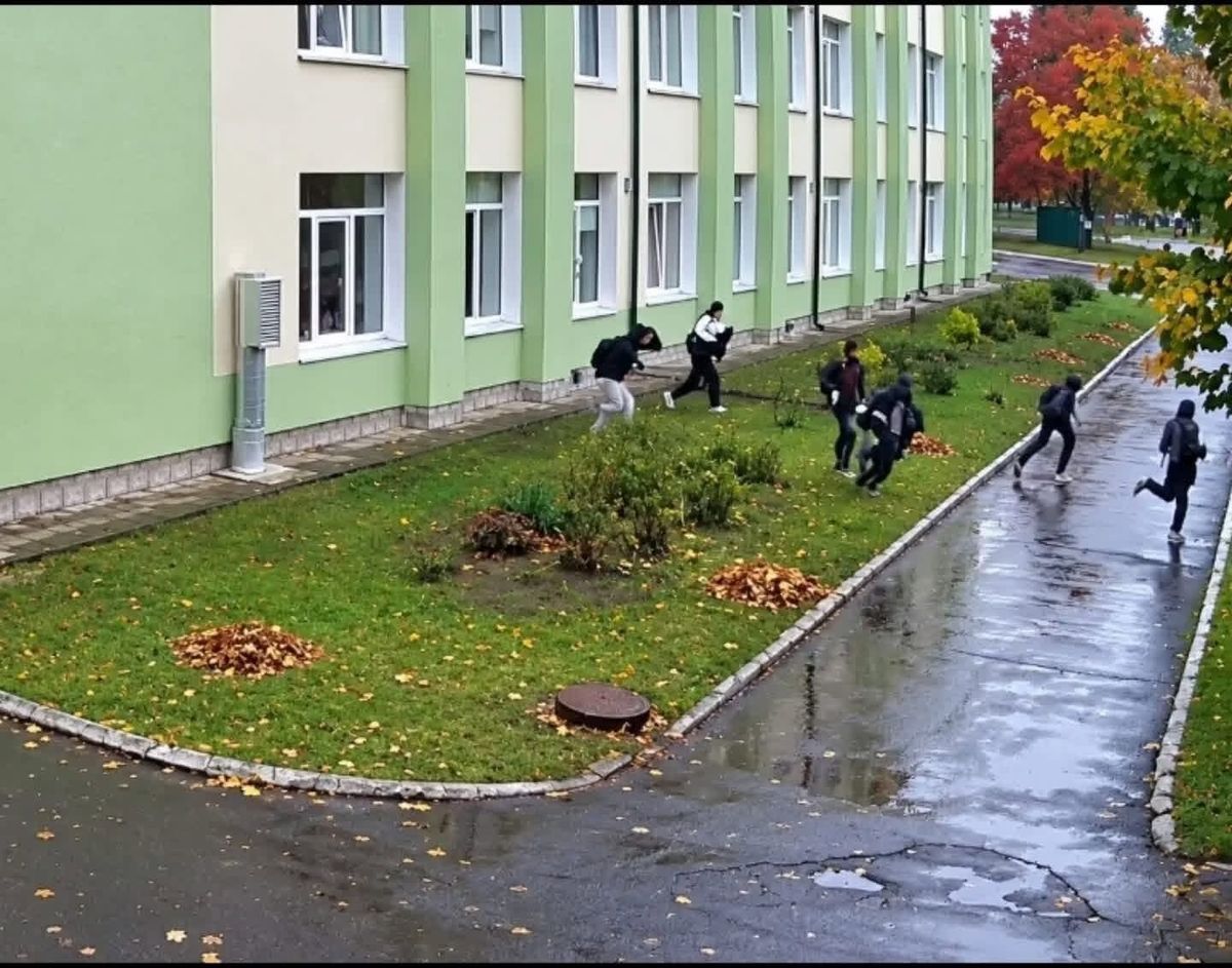 Під час повітряної тривоги учні у Вараші втекли через вікна, у ліцеї ініціювали перевірку