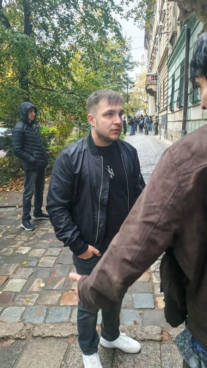 Ігор Шолтис каже, що намагався спокійно поговорити з істориком, але розмова переросла у сутичку (фото ГО «Соціальний рух»)