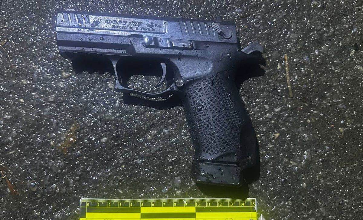 У Тернополі п'яний чоловік стріляв біля школи та поранив 15-річного хлопця