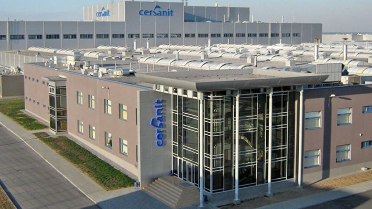 Завод польської Cersanit на Житомирщині припинив роботу після двох атак