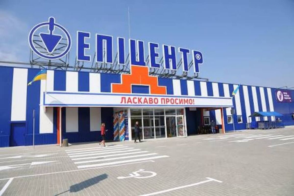 Російський безпілотник влучив у ТЦ «Епіцентр» у Дубні, троє постраждалих