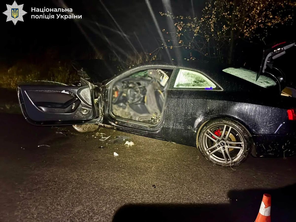 На Прикарпатті водій Audi A5 врізався у трубу, двоє загиблих