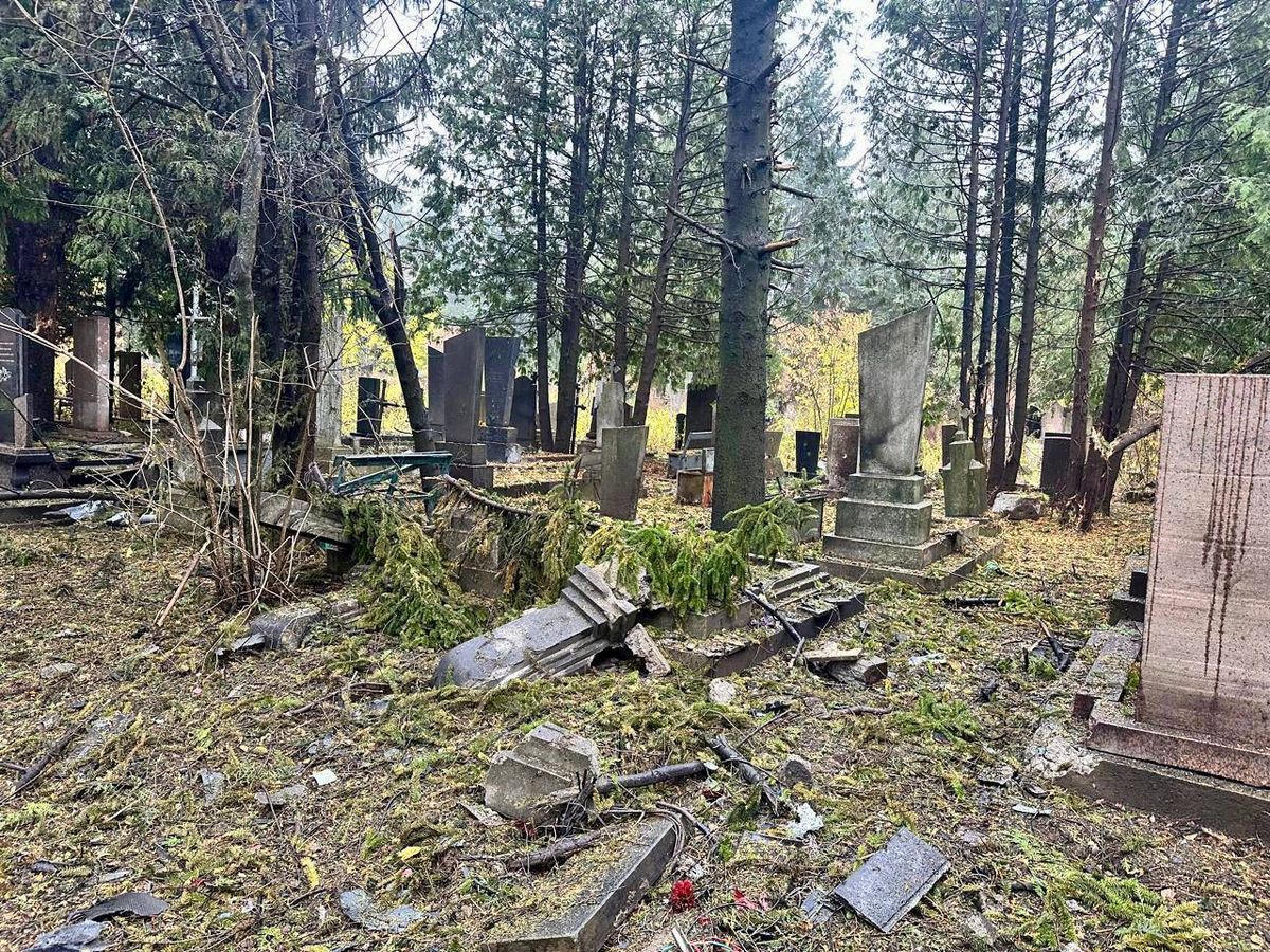 Російський дрон ударив по кладовищу в Рівному, пошкоджено 10 могил