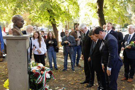 У центрі Ужгорода відкрили пам’ятник лідеру Угорської революції