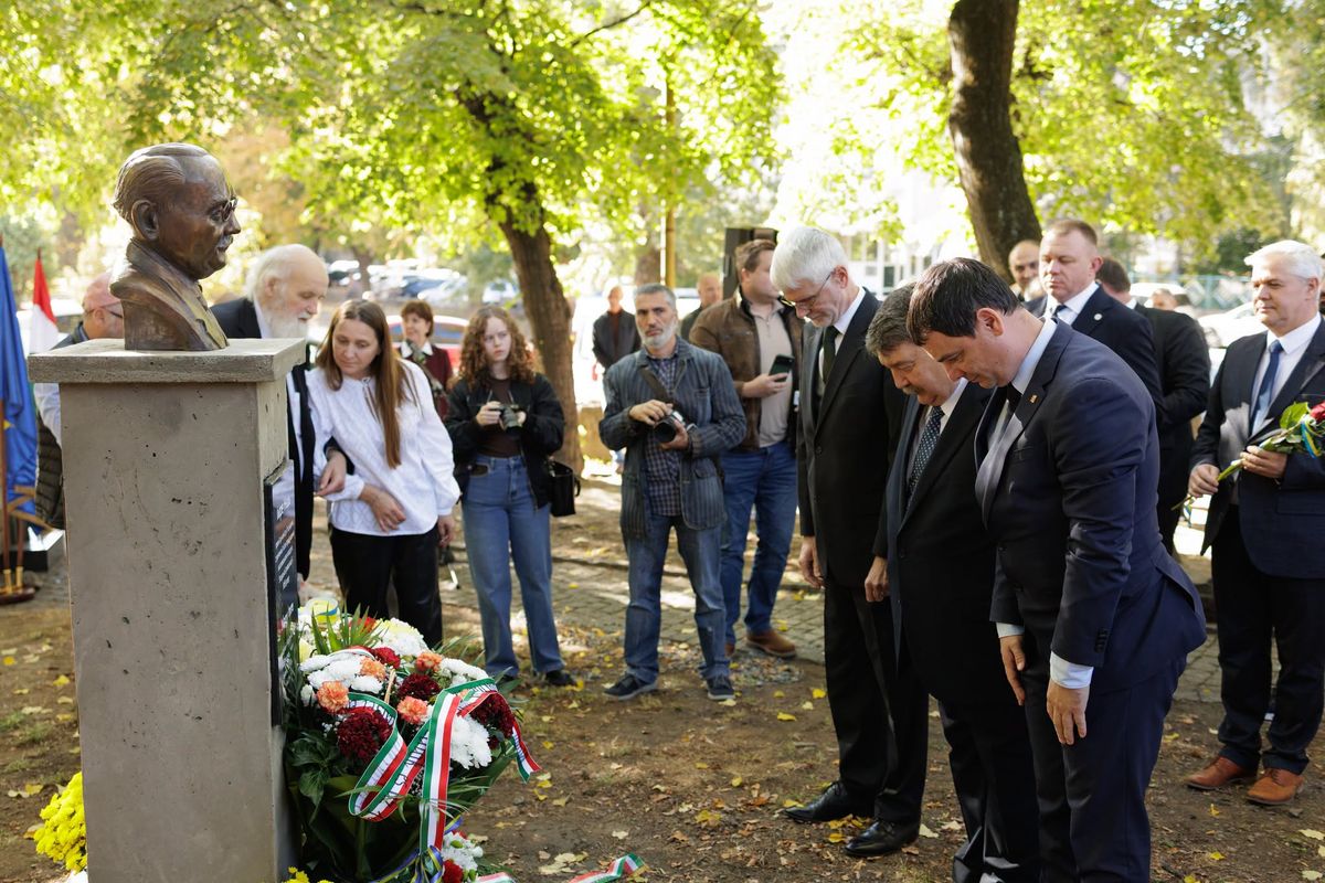 У центрі Ужгорода відкрили пам’ятник лідеру Угорської революції