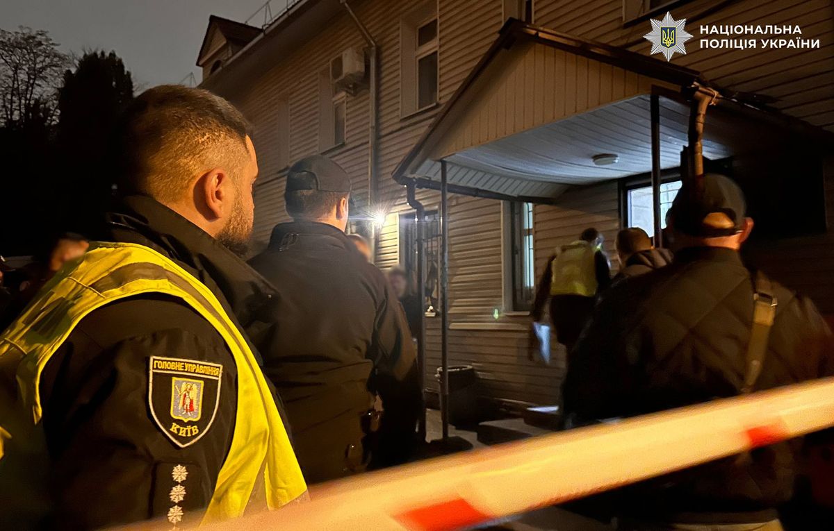 Постраждалі внаслідок стрілянини в ТЦК Києва поліцейський і військовий перебувають у реанімації