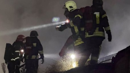 Рятувальники показали, як гасили пожежі після атаки російських БпЛА на Львівщину. Фото дня