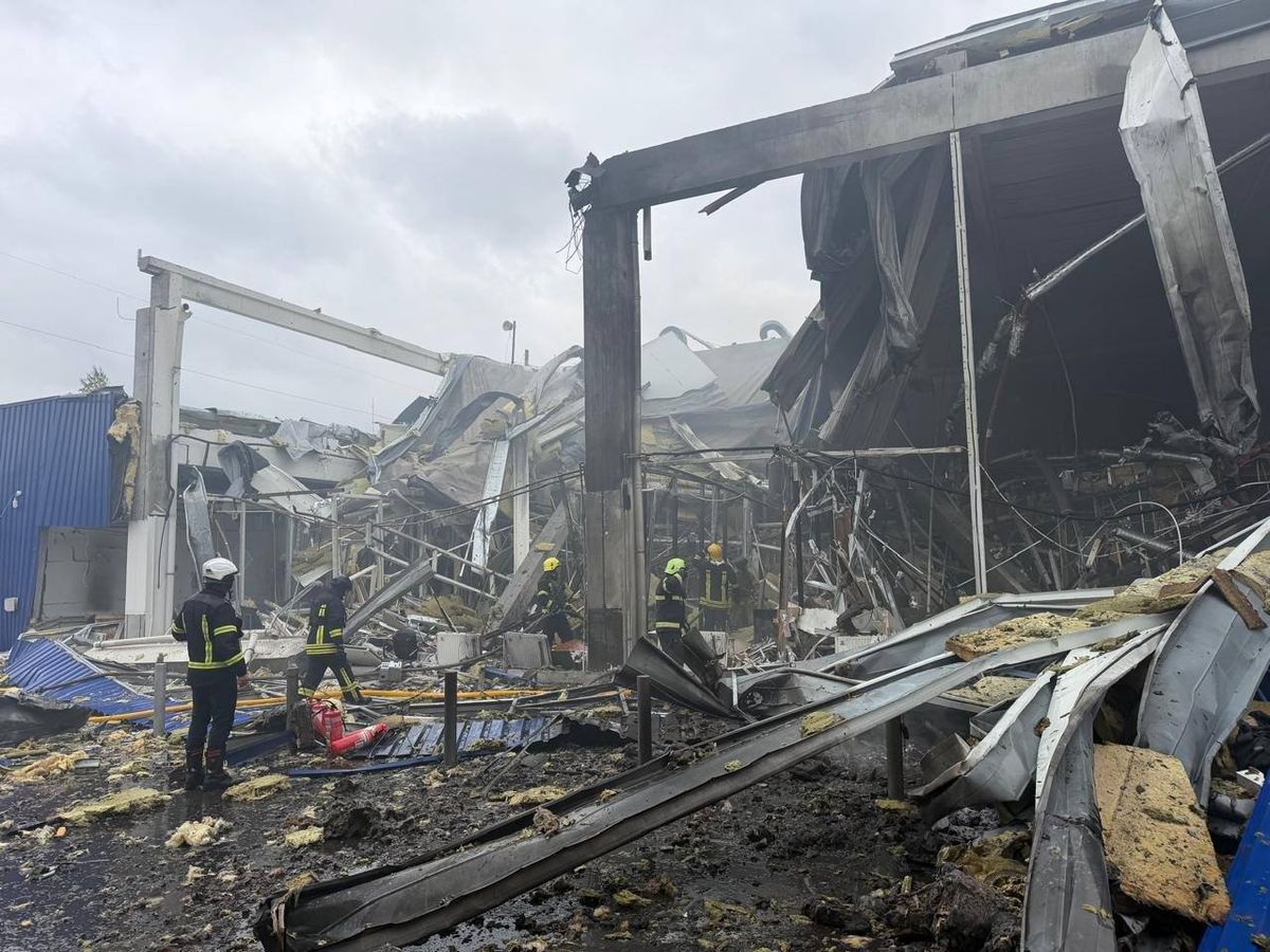 Росіяни атакували торговий центр «Метро» в Рівному