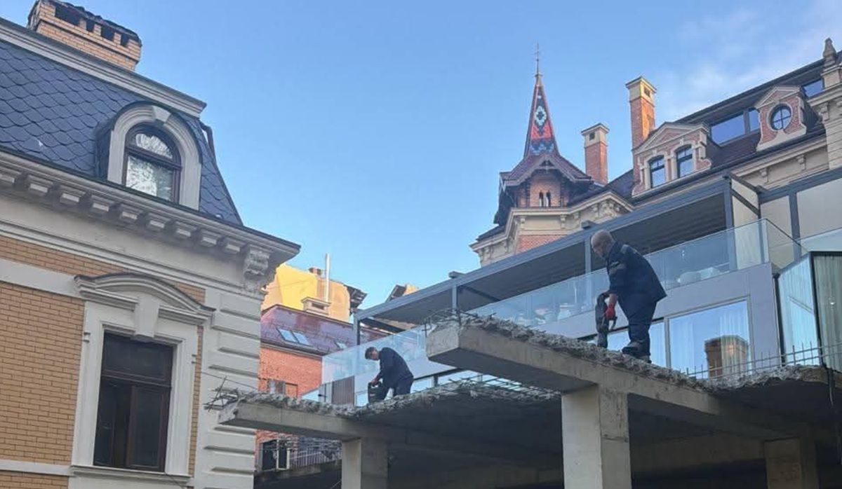 У Львові розпочали демонтаж триповерхового самобуду в Стрийському парку