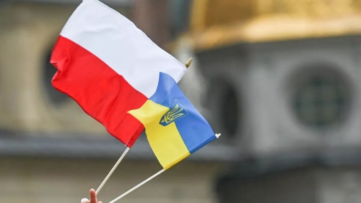 У Польщі спростували призупинення військової допомоги Україні