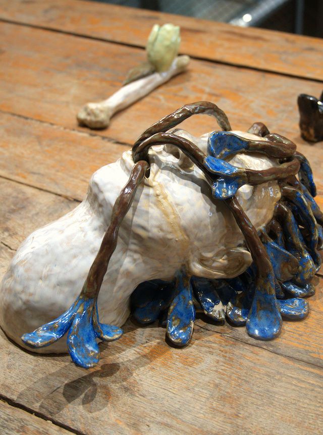 Kinder Album, Серія Limbs & Bones, 2022–2026, кераміка, емалі