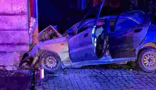 На Львівщині 27-річний водій Daewoo Lanos в’їхав у стіну будинку та загинув