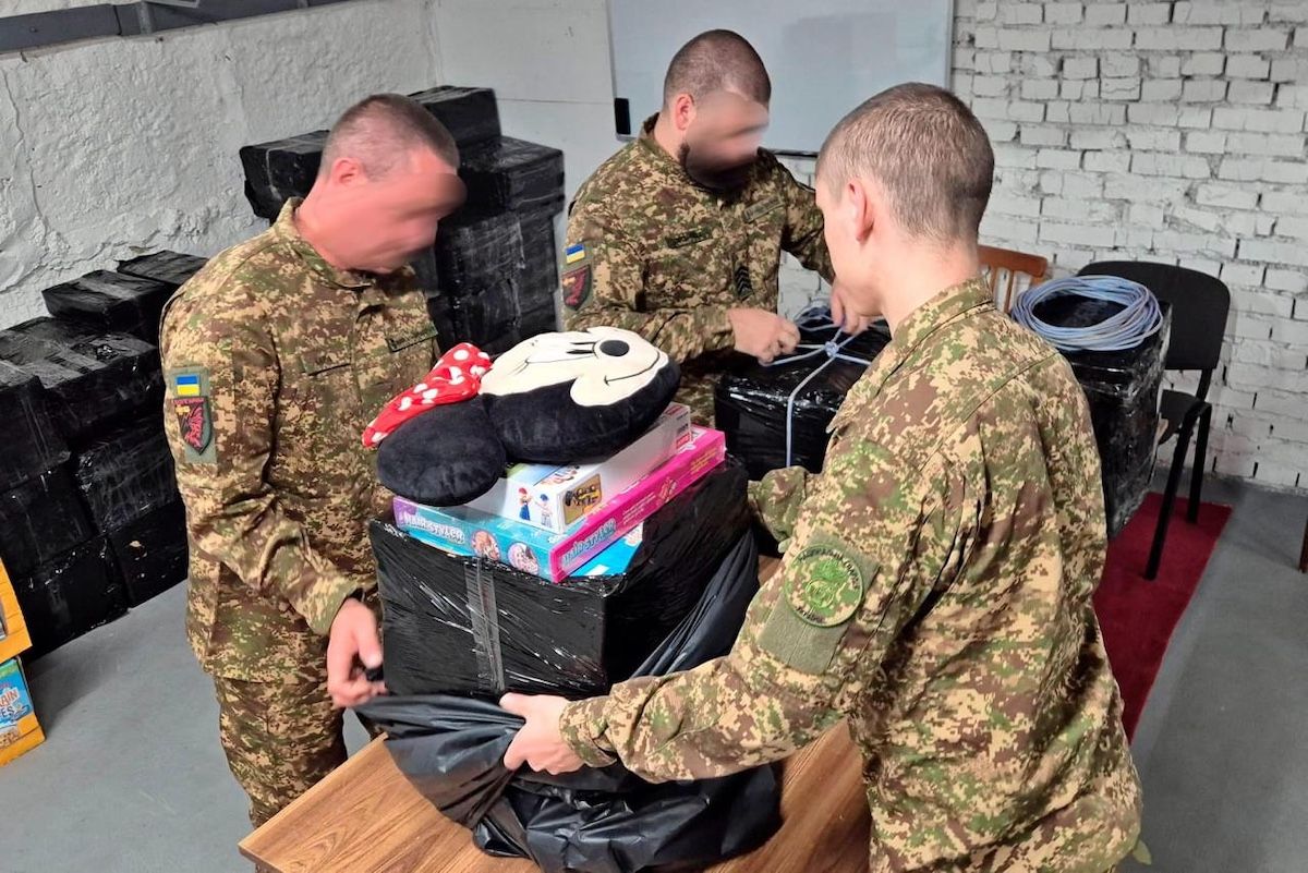 Нацгвардійці дронами доставили в Олешки дитяче харчування й іграшки
