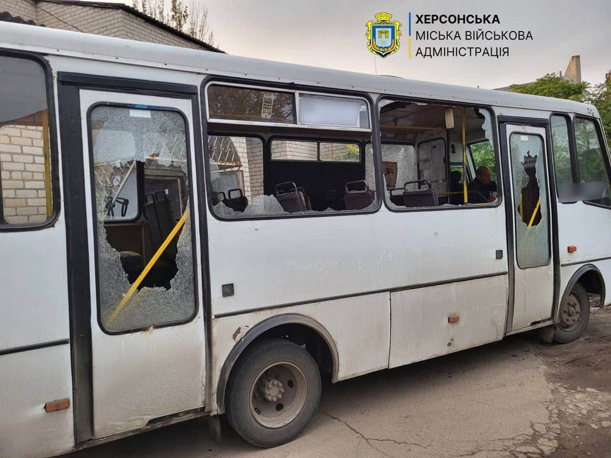 Росіяни дроном атакували маршрутку у Херсоні, є загиблий та постраждалі