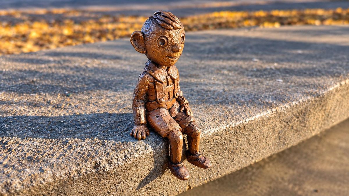 В Ужгороді встановили скульптурку популярної чеської ляльки 