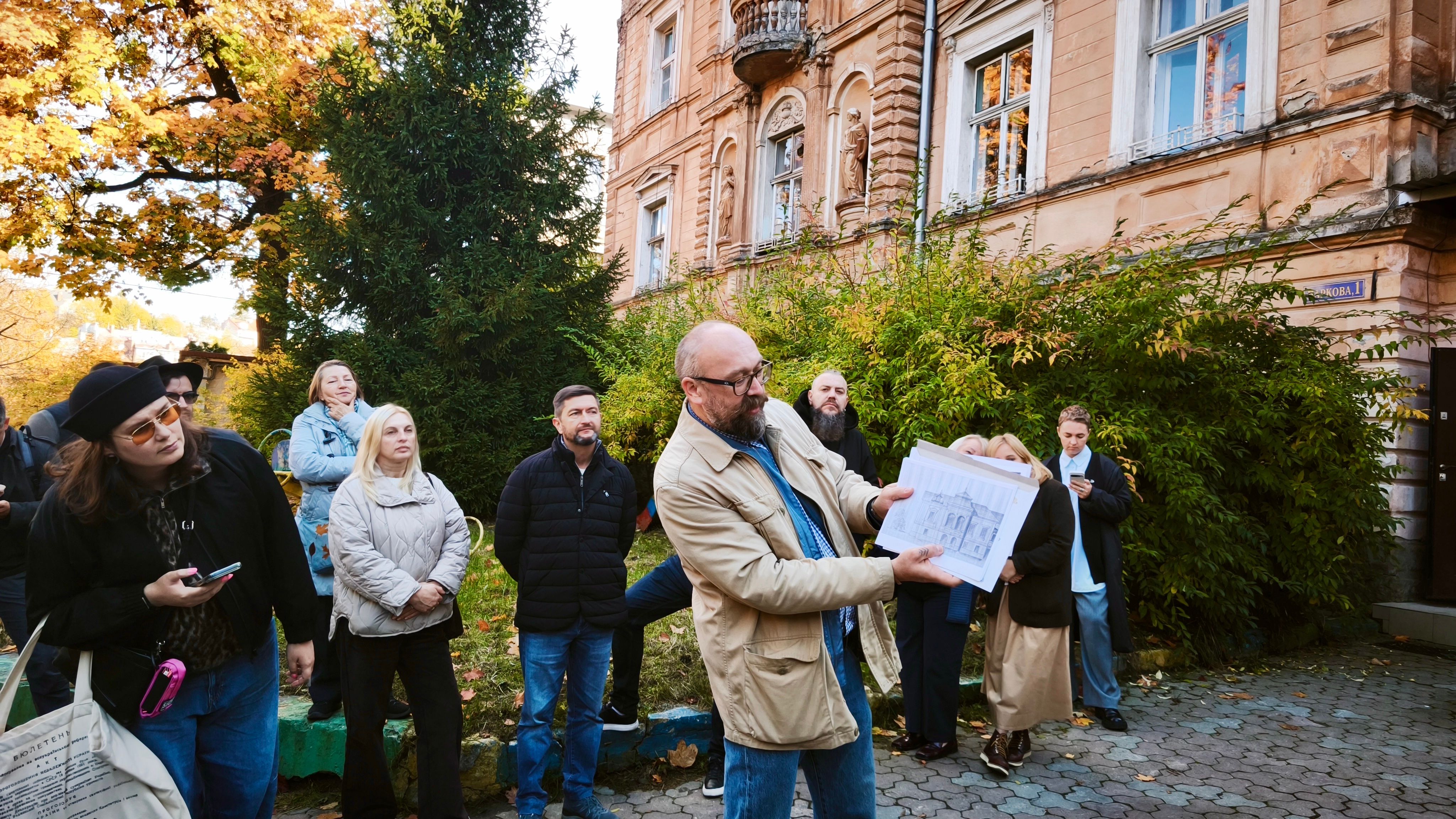 Історик Богдан Шумилович перед презентацією розповідає про історичне минуле вілли на Парковій, 1 (фото ZAXID.NET)