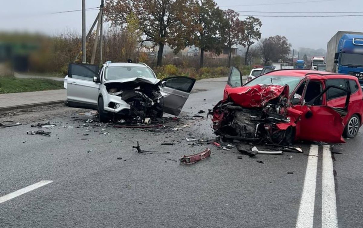 Унаслідок ДТП біля Тернополя загинув водій, ще троє людей травмувалися
