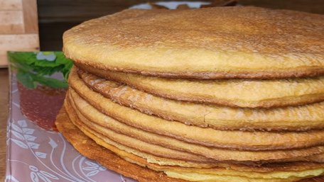 Коржі ламаються й розсипаються: які помилки можуть зіпсувати медівник