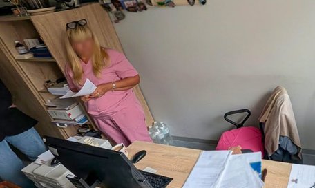 У Львові лікарку госпіталю та її спільника спіймали на хабарництві за списання зі служби