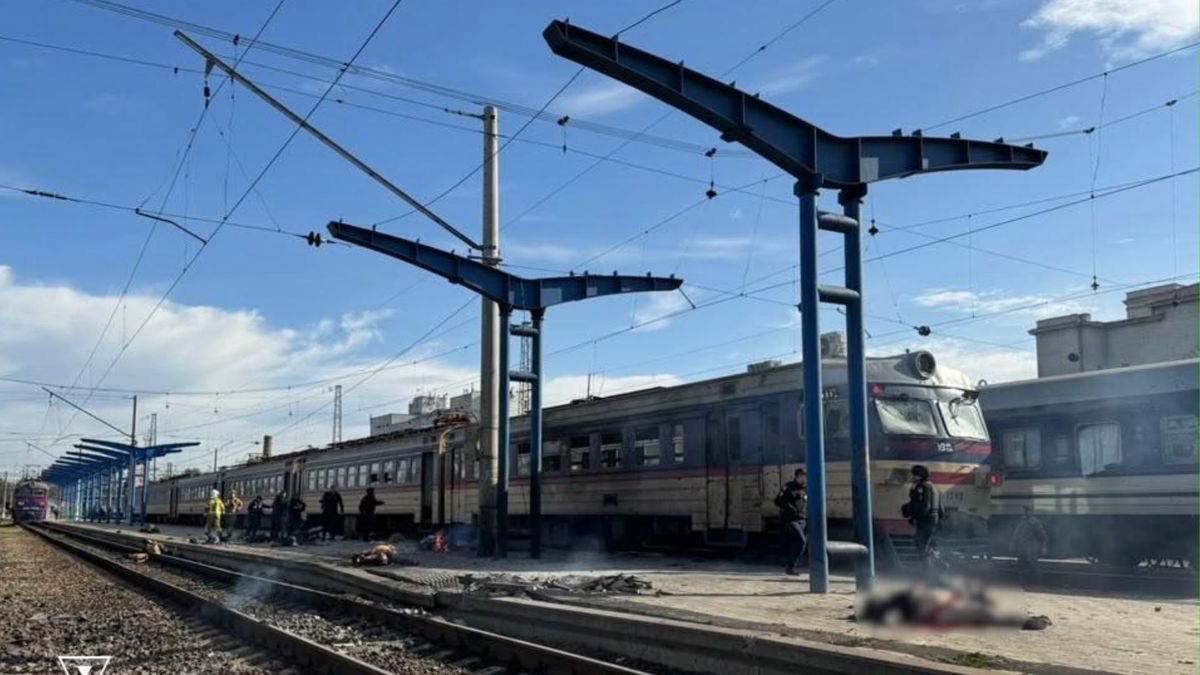 Реактивний дрон вдарив по електропоїзду на вокзалі Дніпра, 13 загиблих