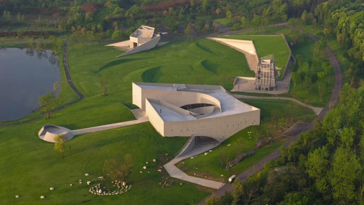 Музей, де можна гуляти дахами: у Китаї створили мистецький комплекс біля озера