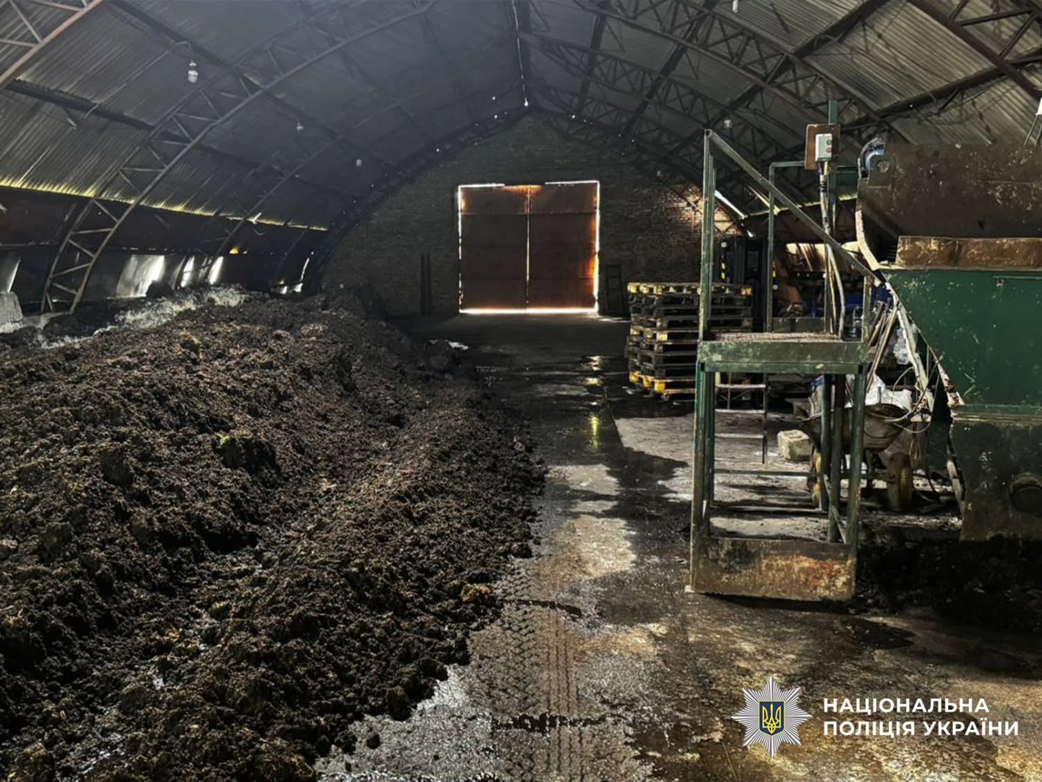 Місце видобутку та переробки торфу (фото поліції)