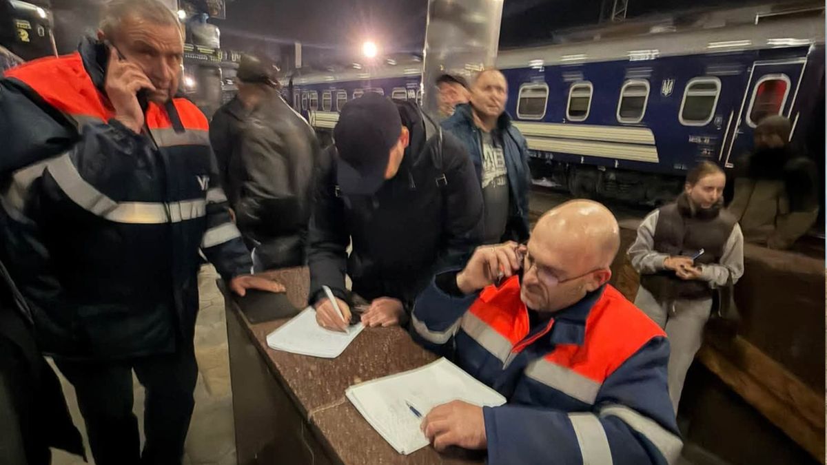 У Дніпрі стався блекаут через російську атаку, під ударом знову опинився вокзал