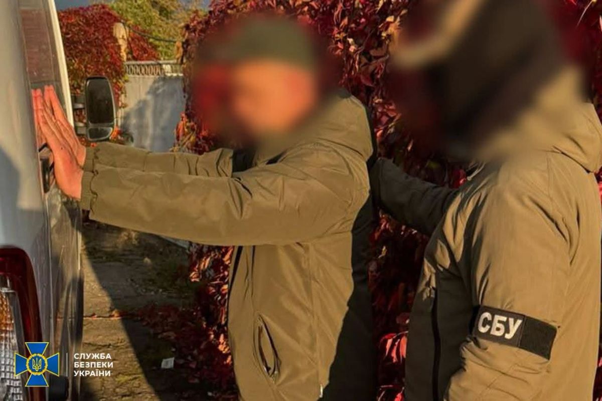 Троє посадовців ТЦК на Рівненщині за гроші знімали військовозобовʼязаних із розшуку