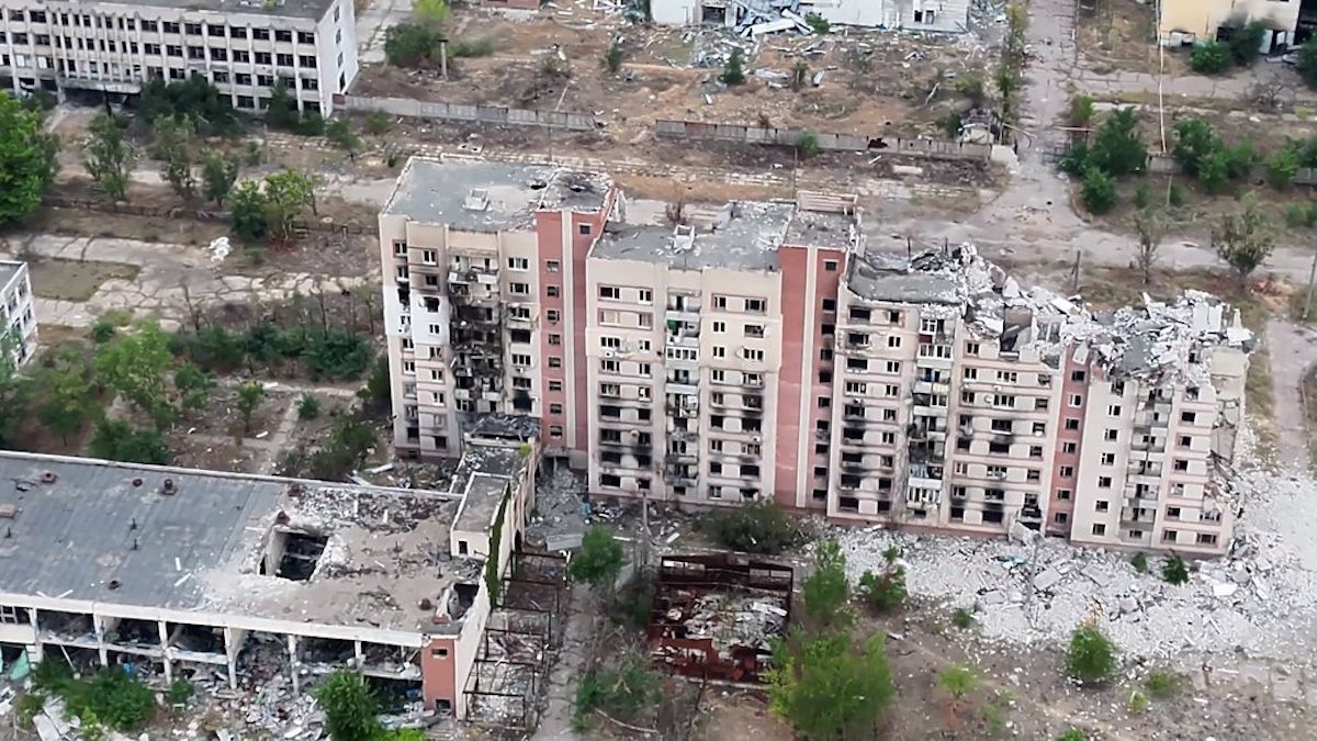 Перед приїздом журналістів росіяни прибрали в Олешках тіла загиблих та сміття