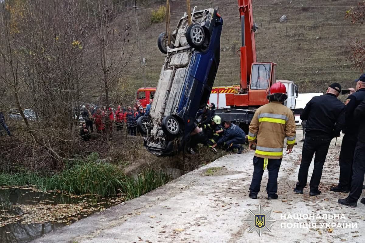 Троє підлітків потонули в автомобілі ВАЗ після зʼїзду в річку на Хмельниччині