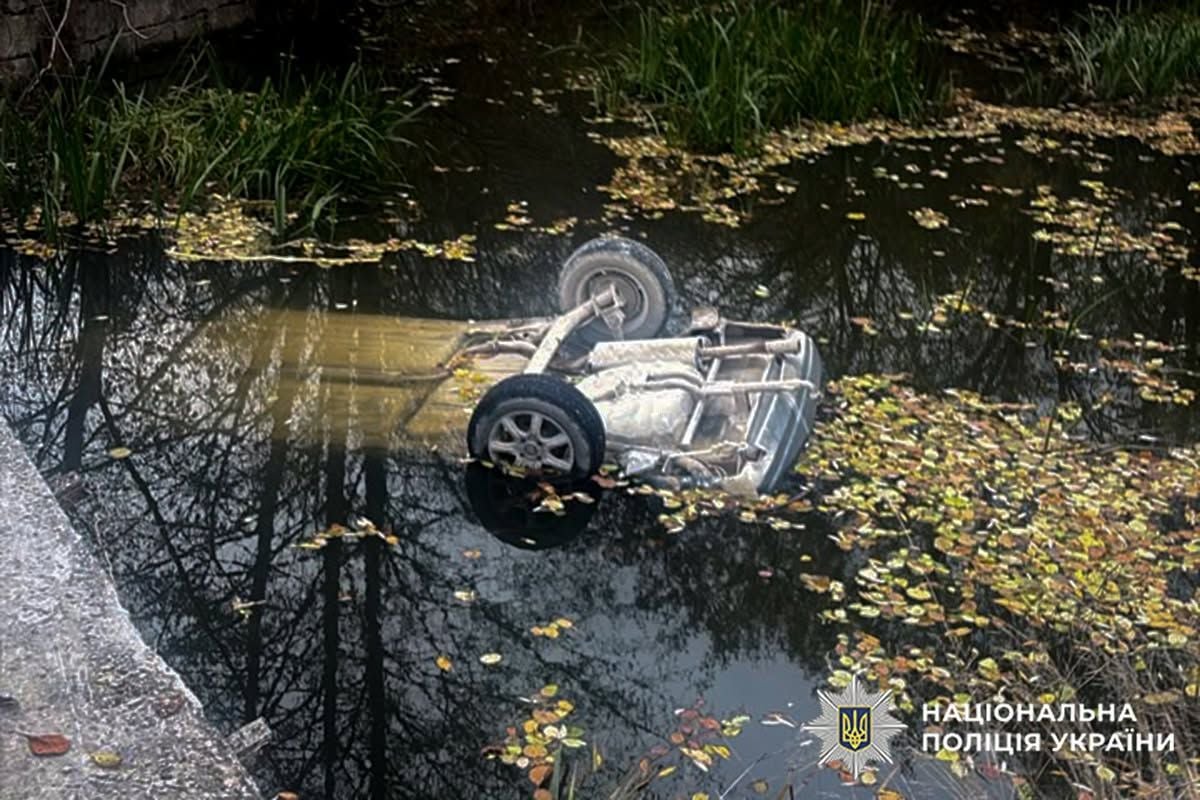 ВАЗ знайшли у річці (фото поліції)