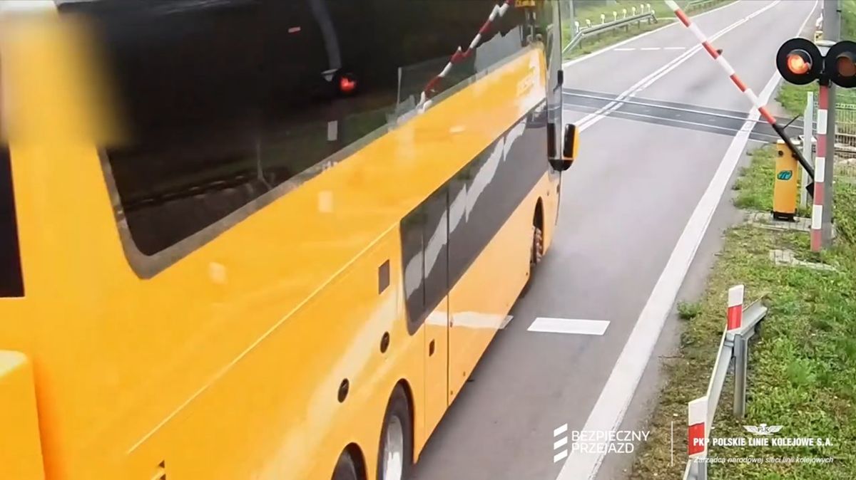 Польська залізниця оприлюднила відео українського автобуса, який об’їхав закритий шлагбаум