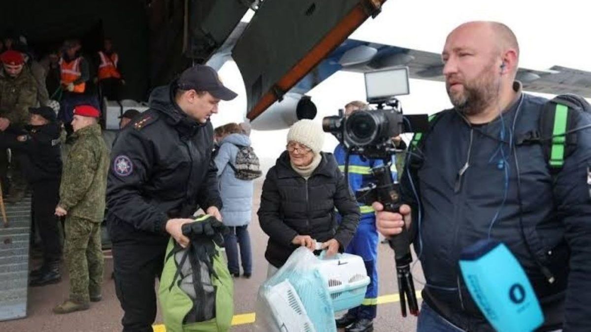 Літаки з евакуйованими жителями Олешків прибули до Білорусі