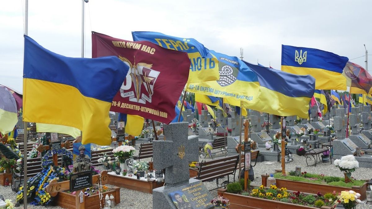 У селі на Прикарпатті розслідують наругу над десятками могил військових