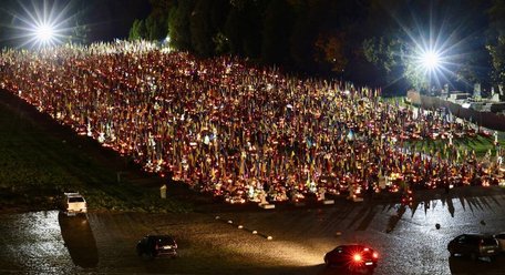 У Львові запалили сотні лампадок на могилах полеглих Героїв. Фото дня 