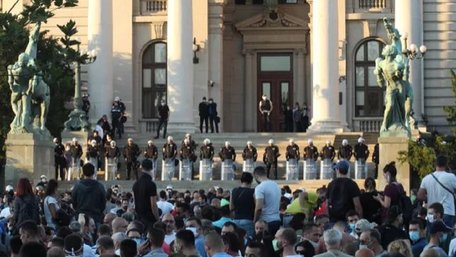 Сербія відмовилася від посилення карантину після масових демонстрацій