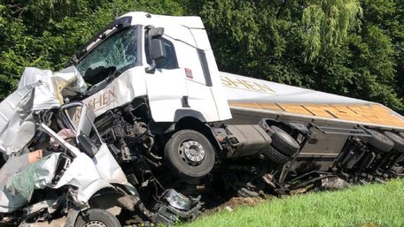 Біля Львова вантажівка розчавила мікроавтобус, водій загинув