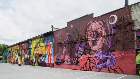 На стіні старого заводу на Новому Львові намалювали 80-метрове графіті 