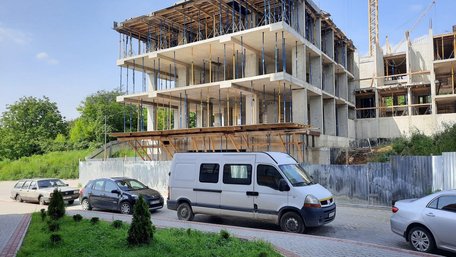 Суд тимчасово поновив дозвіл на будівництво багатоповерхівки в районі Під Голоском