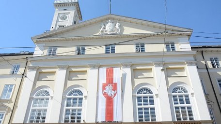 На львівській Ратуші вивісили історичний прапор Білорусі. Фото дня