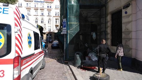 У центрі Львова загинув робітник після падіння з риштування