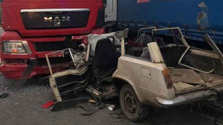 Четверо людей загинули через аварію легковика та вантажівки поблизу Коломиї