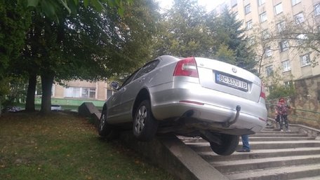 Біля львівської поліклініки зауважили авто на сходах. Фото дня
