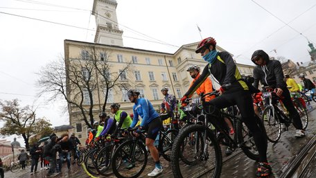 Кілька сотень велосипедистів стартували з площі Ринок у марафоні «Львівська Сотка». Фото дня