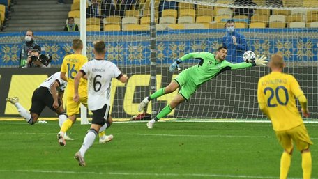 Збірна України програла Німеччині у матчі Ліги націй після грубої помилки воротаря