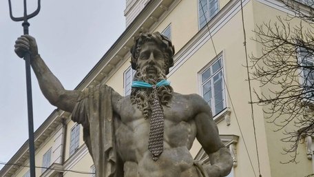 Скульптури на площі Ринок одягнули у краватки. Фото дня