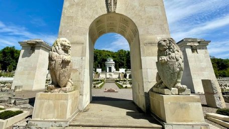 На польському військовому меморіалі у Львові відкрили скульптури левів